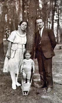 George with his parents in Poland 1921